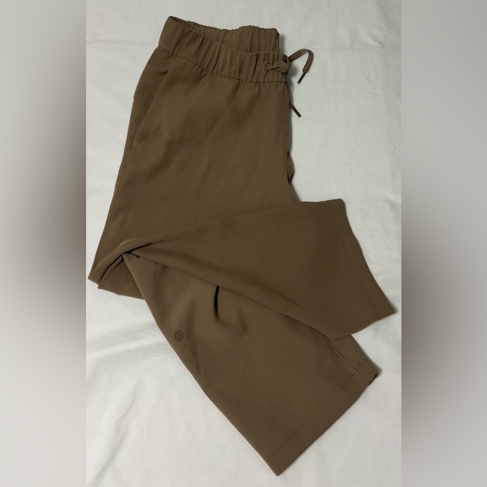 Women’s Lululemon On The Fly Crop Pants (Woven) | Size 10 | Brown